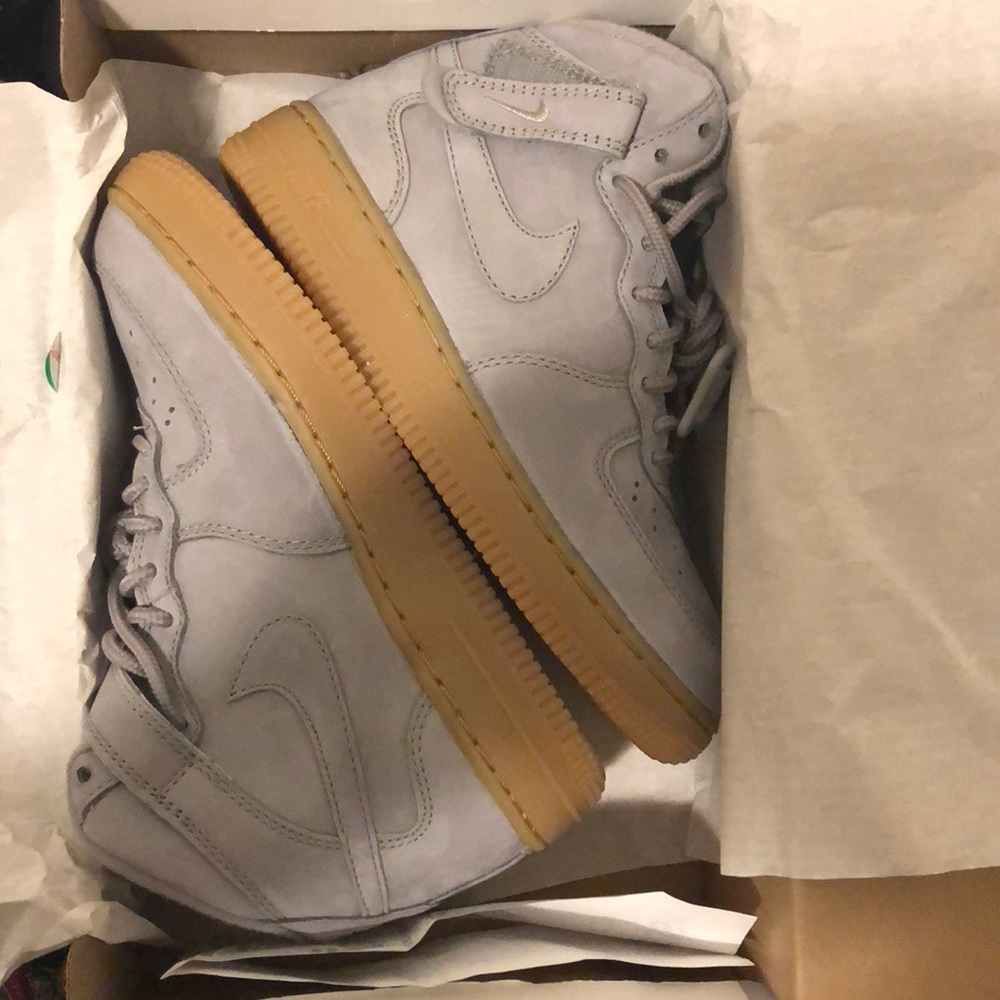 Gray bumble gum sole Air Force 1